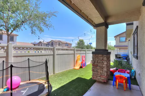 Exterior - 986 S Hawk Ln, Gilbert, AZ 85296 photo 3 of 7