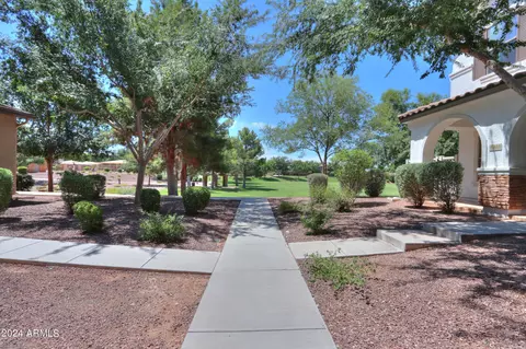 Exterior - 986 S Hawk Ln, Gilbert, AZ 85296 photo 7 of 7