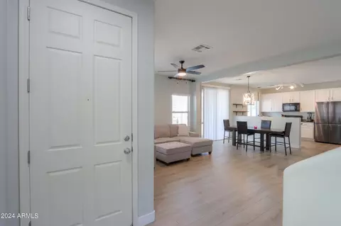 Entry Way - 986 S Hawk Ln, Gilbert, AZ 85296 photo 2 of 7