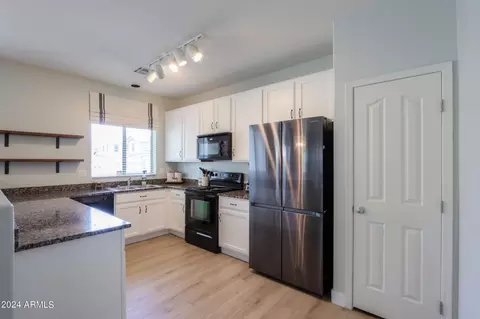 Kitchen - 986 S Hawk Ln, Gilbert, AZ 85296 photo 1 of 2