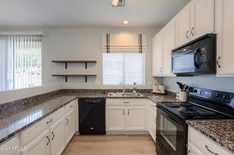 Kitchen - 986 S Hawk Ln, Gilbert, AZ 85296 photo 2 of 2