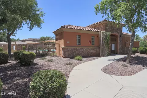 Exterior - 986 S Hawk Ln, Gilbert, AZ 85296 photo 5 of 7