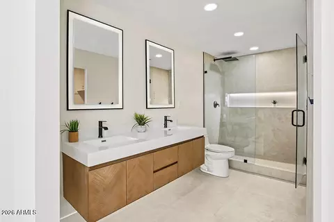 Bath - 6153 N 28th Pl, Phoenix, AZ 85016 photo 1 of 6