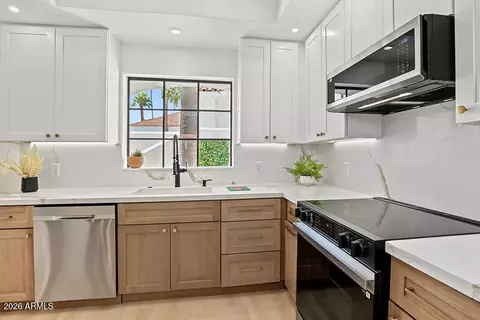 Kitchen - 6153 N 28th Pl, Phoenix, AZ 85016 photo 3 of 4