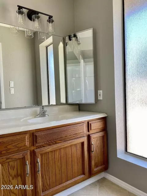 Bath - 3301 W Muriel Dr, Phoenix, AZ 85053 photo 2 of 4