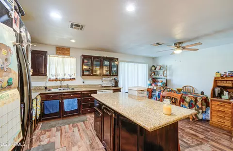 Kitchen - 4738 N 40th Dr, Phoenix, AZ 85019 photo 4 of 5