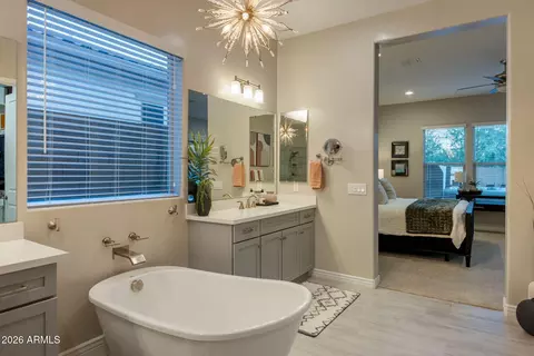 Bath - 2939 E Crest Ln, Phoenix, AZ 85050 photo 2 of 5