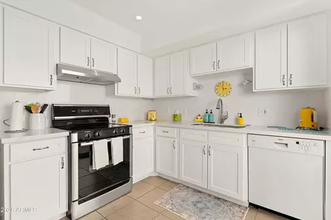 Kitchen - 6644 N Majorca Lane E Ln E, Phoenix, AZ 85016 photo 2 of 3