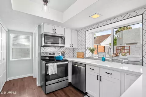 Kitchen - 3310 E Wescott Dr, Phoenix, AZ 85050 photo 3 of 4