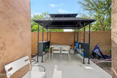 Exterior - 2240 W Davis Rd, Phoenix, AZ 85023 photo 6 of 10
