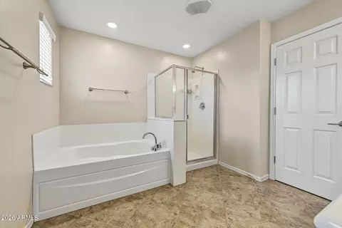 Bath - 2240 W Davis Rd, Phoenix, AZ 85023 photo 2 of 3