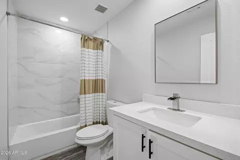 Bath - 4470 E Belleview St, Phoenix, AZ 85008 photo 3 of 3