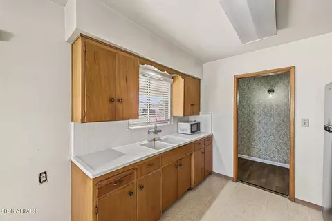 Kitchen - 2040 W Northview Ave, Phoenix, AZ 85021 photo 3 of 4