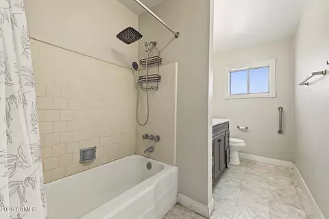 Bath - 2040 W Northview Ave, Phoenix, AZ 85021 photo 2 of 5