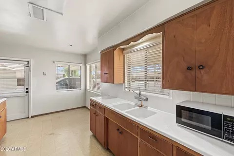 Kitchen - 2040 W Northview Ave, Phoenix, AZ 85021 photo 4 of 4
