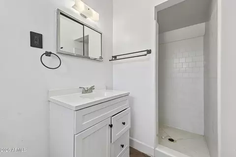 Bath - 2040 W Northview Ave, Phoenix, AZ 85021 photo 5 of 5