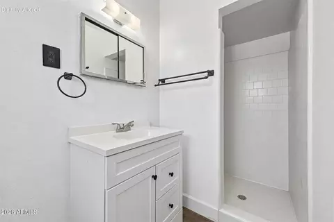 Bath - 2040 W Northview Ave, Phoenix, AZ 85021 photo 4 of 5
