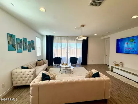 Living - 1618 W Monte Way, Phoenix, AZ 85041 photo 1 of 1
