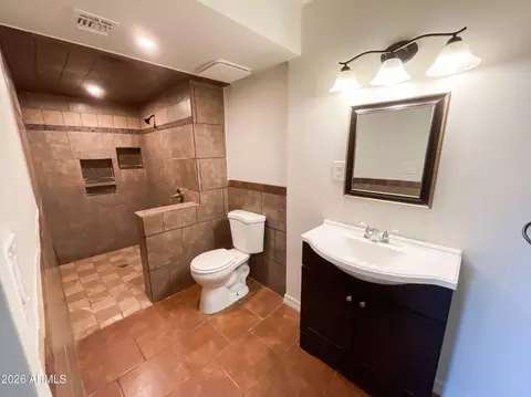 Bath - 4253 E Vineyard Rd, Phoenix, AZ 85042 photo 1 of 4