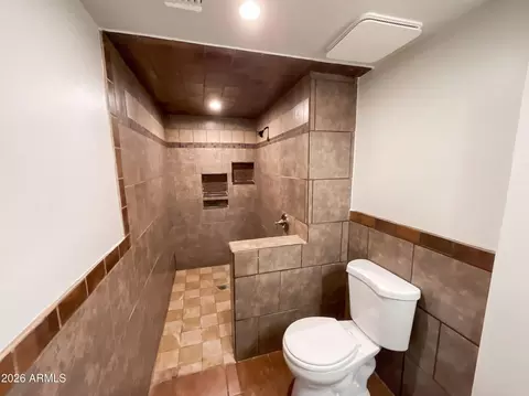 Bath - 4253 E Vineyard Rd, Phoenix, AZ 85042 photo 3 of 4