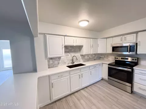 Kitchen - 4253 E Vineyard Rd, Phoenix, AZ 85042 photo 3 of 3