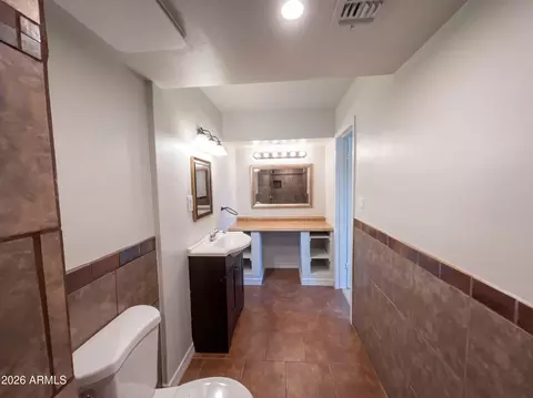 Bath - 4253 E Vineyard Rd, Phoenix, AZ 85042 photo 2 of 4