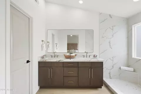 Bath - 4622 E Grovers Ave, Phoenix, AZ 85032 photo 3 of 4