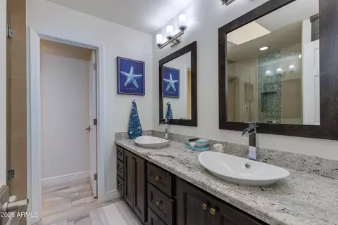 Bath - 925 E Waltann Ln, Phoenix, AZ 85022 photo 5 of 6