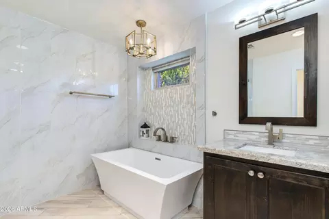 Bath - 925 E Waltann Ln, Phoenix, AZ 85022 photo 3 of 6