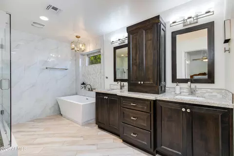 Bath - 925 E Waltann Ln, Phoenix, AZ 85022 photo 2 of 6