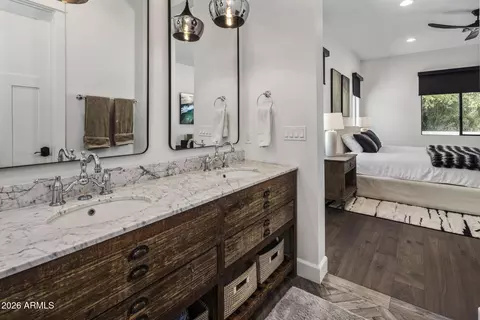 Bath - 4506 E Montecito Ave, Phoenix, AZ 85018 photo 3 of 5