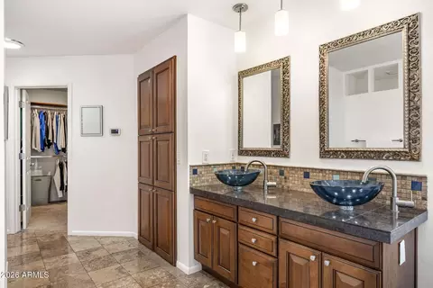 Bath - 4440 E Clarendon Ave, Phoenix, AZ 85018 photo 2 of 7