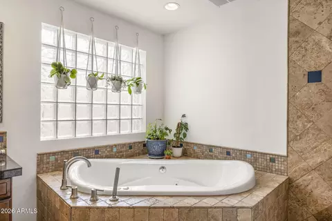 Bath - 4440 E Clarendon Ave, Phoenix, AZ 85018 photo 3 of 7