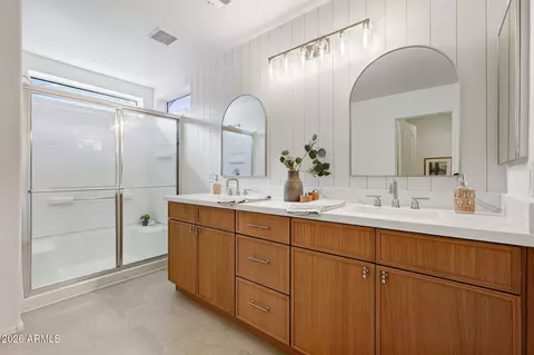Bath - 4032 E Gail Ct, Gilbert, AZ 85296 photo 2 of 5