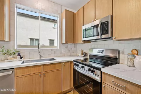 Kitchen - 4032 E Gail Ct, Gilbert, AZ 85296 photo 4 of 6
