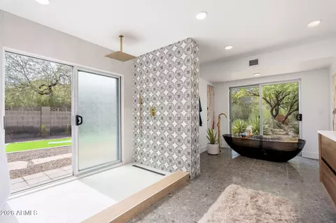 Bath - 220 W Willow Ave, Phoenix, AZ 85029 photo 4 of 6