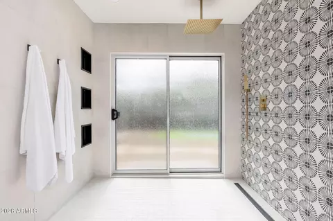 Bath - 220 W Willow Ave, Phoenix, AZ 85029 photo 3 of 6