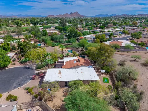 View/Area - 220 W Willow Ave, Phoenix, AZ 85029 photo 2 of 10