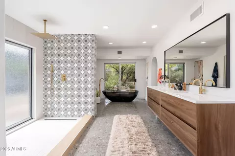 Bath - 220 W Willow Ave, Phoenix, AZ 85029 photo 2 of 6