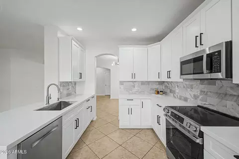 Kitchen - 4010 E Sundance Ct, Gilbert, AZ 85297 photo 4 of 4