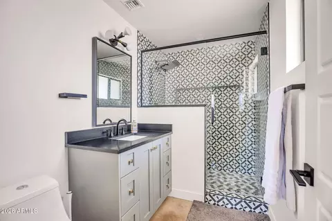 Bath - 1225 E Seldon Ln, Phoenix, AZ 85020 photo 1 of 3