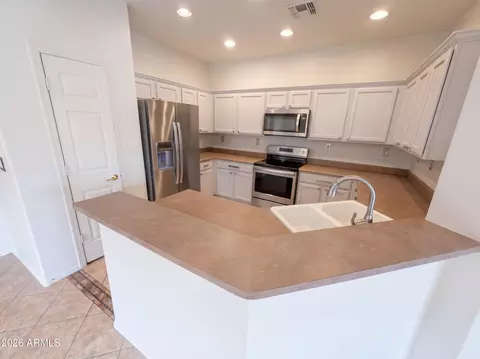 Kitchen - 2464 W Warren Dr, Anthem, AZ 85086 photo 2 of 2