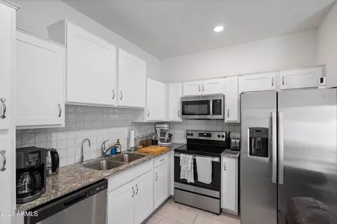 Kitchen - 2257 W Echo Ln, Phoenix, AZ 85021 photo 2 of 4