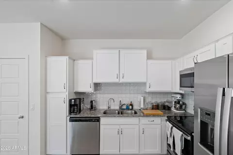 Kitchen - 2257 W Echo Ln, Phoenix, AZ 85021 photo 3 of 4