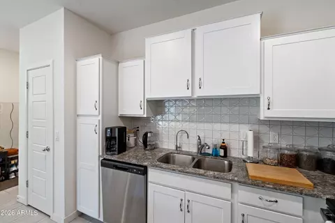 Kitchen - 2257 W Echo Ln, Phoenix, AZ 85021 photo 4 of 4