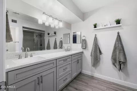 Bath - 9601 N 35th Pl, Phoenix, AZ 85028 photo 1 of 2