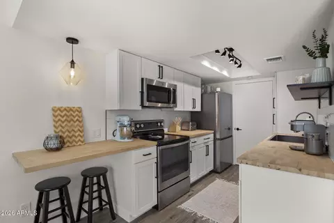 8580 E Indian School Rd #E, Scottsdale, AZ 85251
