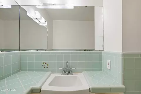 Bath - 170 E Coronado Rd #62, Phoenix, AZ 85004 photo 2 of 6