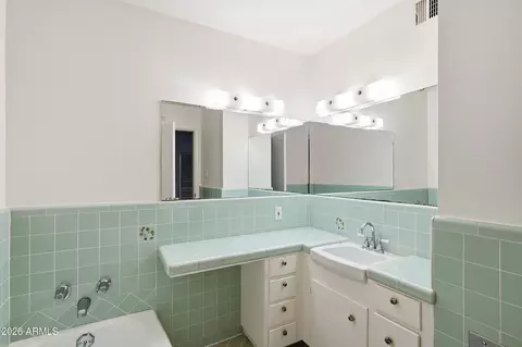 Bath - 170 E Coronado Rd #62, Phoenix, AZ 85004 photo 1 of 6