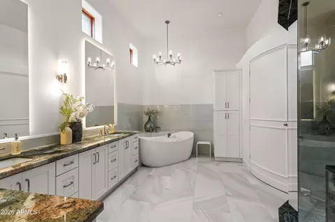 Bath - 4937 E Rockridge Rd, Phoenix, AZ 85018 photo 1 of 4